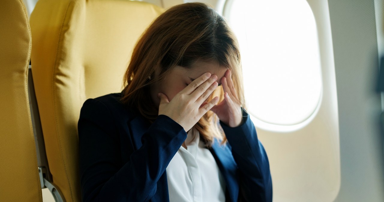 Dlaczego długi lot samolotem męczy organizm? Sposoby łagodzenia skutków