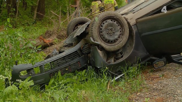 Policjanci dostali informację o bardzo groźnym zdarzeniu. Kierowca Volvo zjechał na pobocze i uderzył w drzewo. Mężczyzna twierdzi, że zrobił to, ponieważ drogę zajechał mu wyjeżdżający z ulicy podporządkowanej Mercedes.

(Fragment programu "Stop drogówka").
