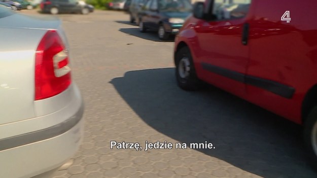 Na parkingu jednego ze sklepów doszło do niegroźnej kolizji. W zdarzeniu uczestniczyli kierująca dostawczym Fiatem i kierowca Skody. Kobieta trąbiła na mężczyznę, który nie słysząc sygnału, cofnął prosto w bok samochodu marki Fiat. 

(Fragment programu "Stop drogówka").
