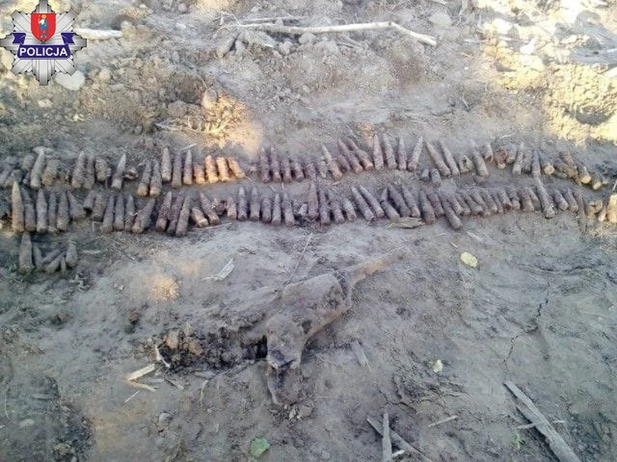 Granat moździerzowy, pocisk artyleryjski, 122 sztuki amunicji różnego kalibru i skorodowany rewolwer z czasów II wojny światowej znalazł mężczyzna, który w miejscowości Rachodoszcze na Lubelszczyźnie szukał przedmiotów o walorze historycznym. Pociski znajdowały się w polu uprawnym, niedaleko od zabudowań.