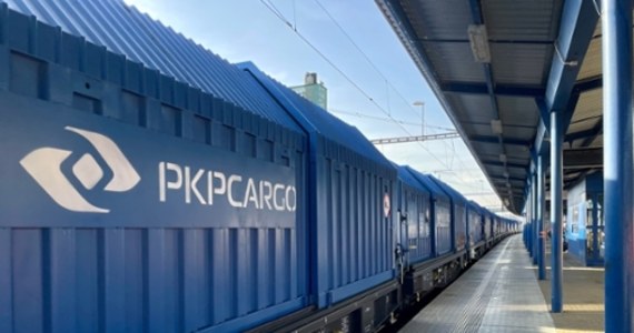 Zarząd PKP Cargo zdecydował, że z pensjami za lipiec 2024 r. nie zostaną wypłacone niektóre szczególne składniki wynagrodzenia, jak odprawy emerytalne czy nagrody jubileuszowe - podała spółka. Dodano, że przyczyną jest trudna sytuacja spółki i priorytetowe potraktowanie wynagrodzeń zasadniczych.