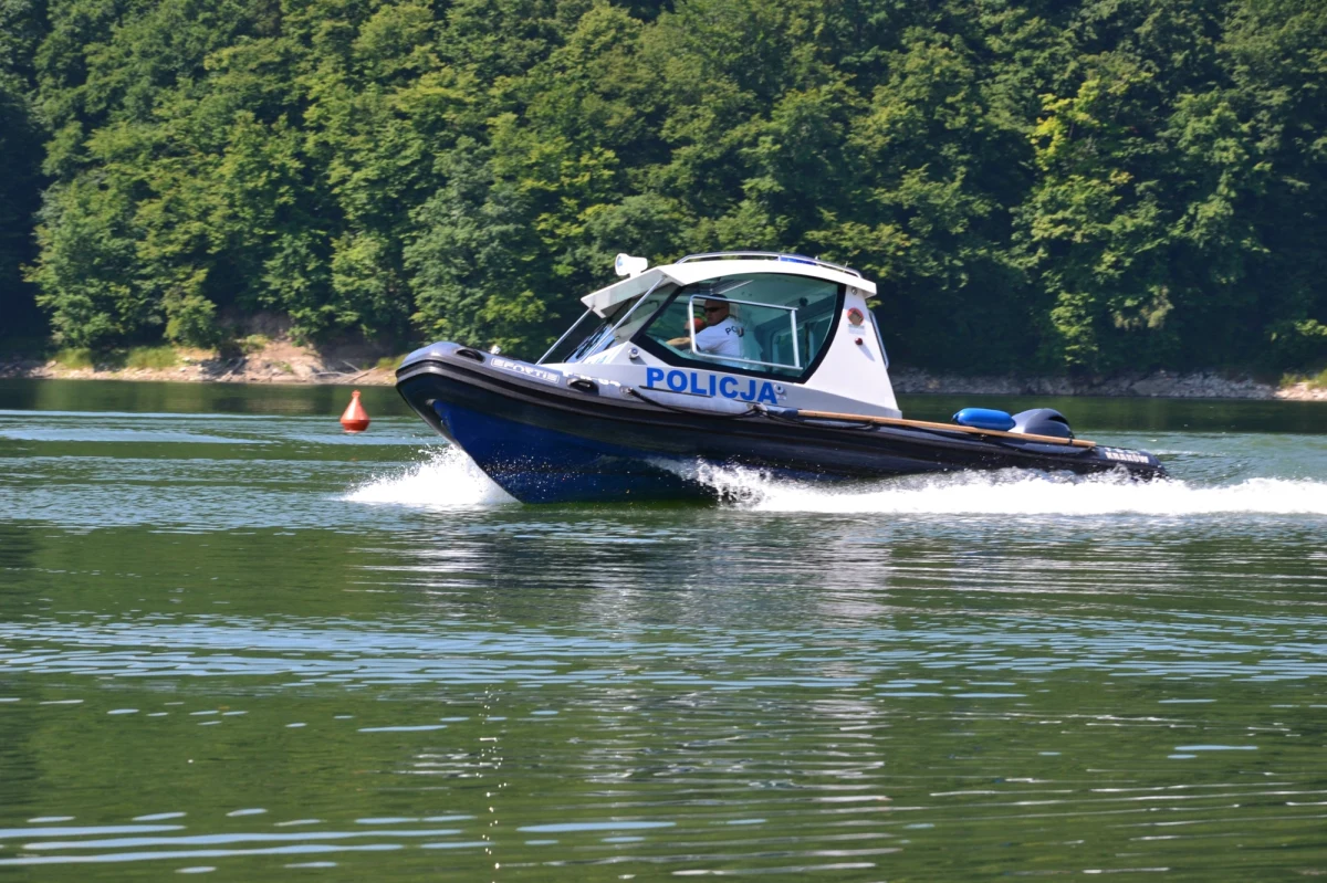 Nietrzeźwy 38-latek bez uprawnień pływał na Jeziorze Necko w Augustowie na skuterze z dwójką małych dzieci. Nie zatrzymał się do policyjnej kontroli, uciekał, a na koniec wszyscy wpadli do wody przy pomoście.

