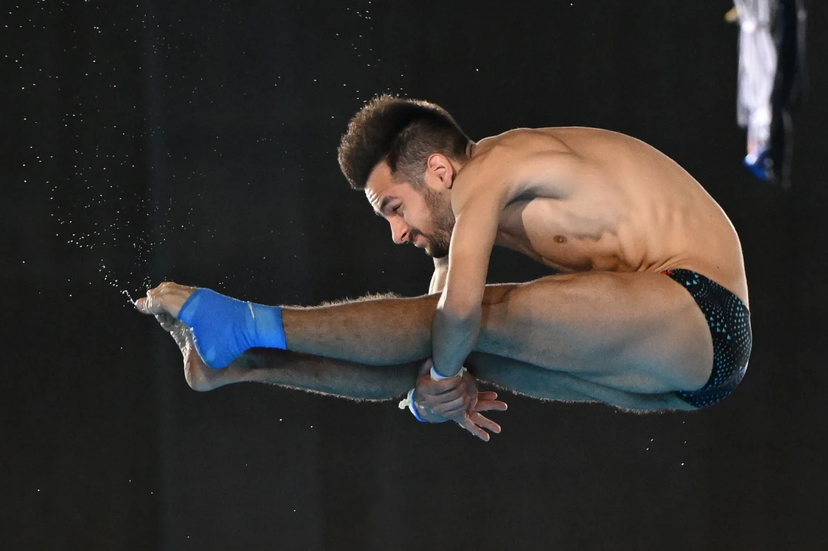 Robert Łukaszewicz z 18. wynikiem awansował do półfinałów olimpijskiego konkursu skoków z wieży 10-metrowej. Najlepiej w eliminacjach w paryskim Aquatics Centre zaprezentował się złoty medalista z Tokio Chińczyk Yuan Cao.