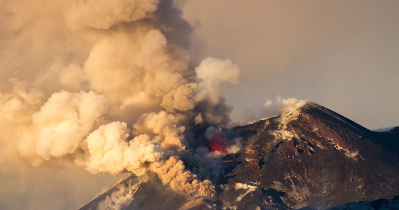 Erupcja wulkanu Etna. Ruch lotniczy na Sycylii sparaliżowany