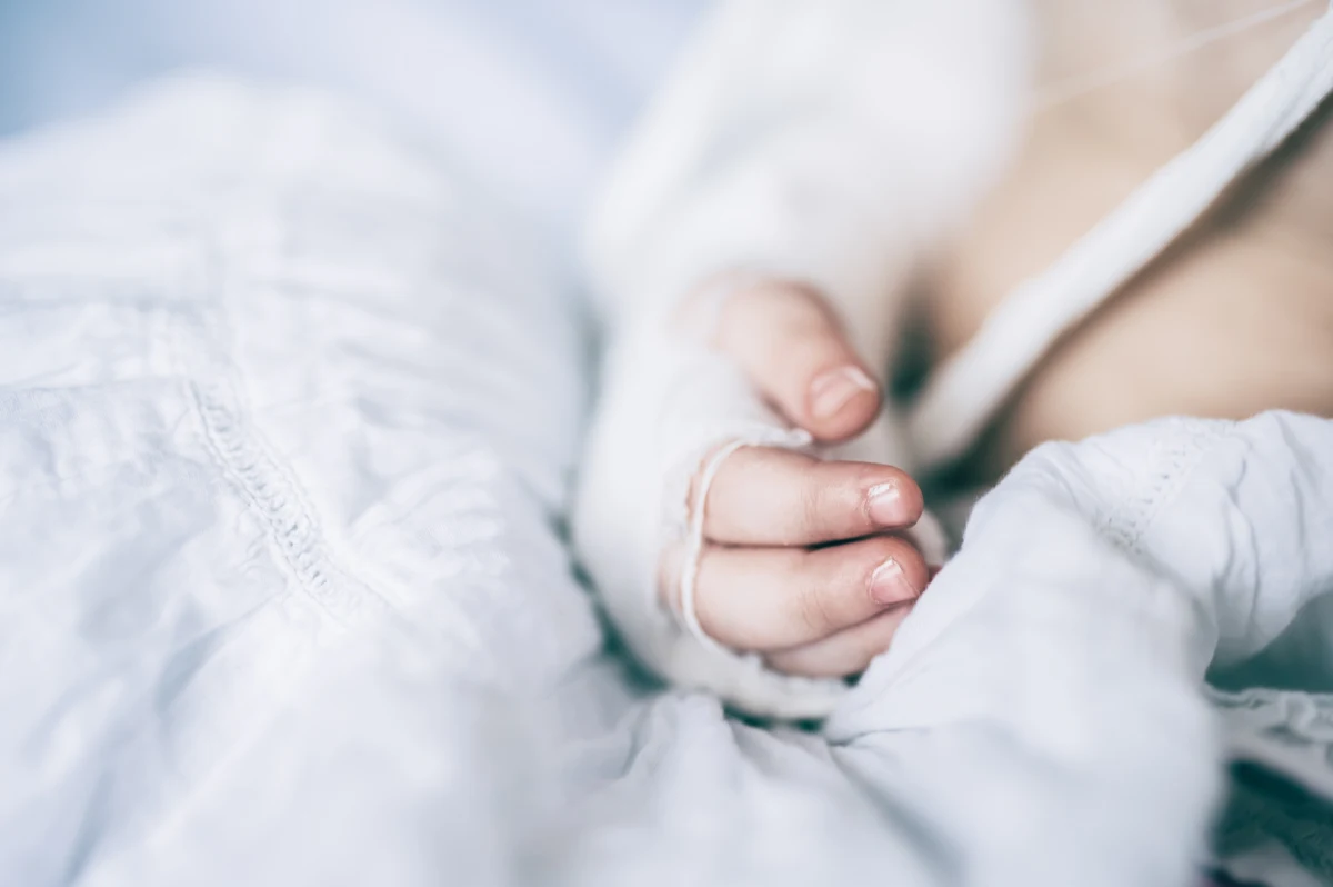 W Siedlcach ruszyło śledztwo w sprawie śmierci 3-latki. Dziewczynka zmagała się z wieloma rodzajami niepełnosprawności, od urodzenia nie chodziła i nie mówiła. Zgon skrajnie wycieńczonego i niedożywionego dziecka zgłosiła służbom koleżanka matki dziewczynki. Kobieta usłyszała zarzuty znęcania się nad córką i została aresztowana.