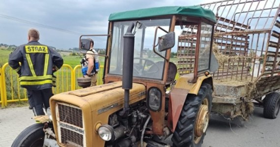 Strażacy ochotnicy z OSP w Bartągu szukają kierowcy bmw, który na lokalnej drodze uderzył w ciągnik rolniczy, którym jechał druh.

