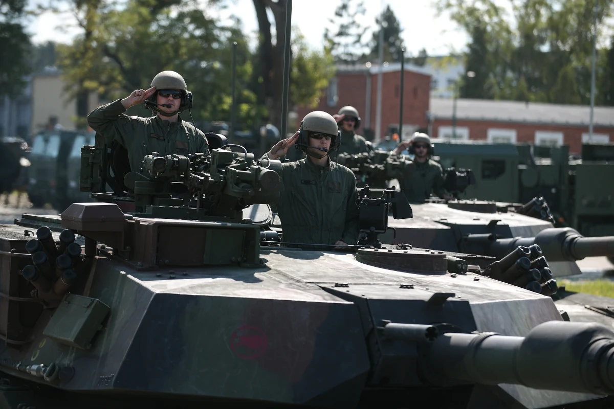 Czarne Pantery, Kraby, Rosomaki, HIMARS-y, Patrioty, śmigłowce Black Hawk czy słynne F-16 - to tylko część maszyn wojskowych, które będzie można zobaczyć w czwartek, 15 sierpnia w Warszawie podczas defilady Wojska Polskiego. Przygotowania do uroczystości już od tego weekendu spowodują duże utrudnienia w ruchu, przede wszystkim na Wisłostradzie.