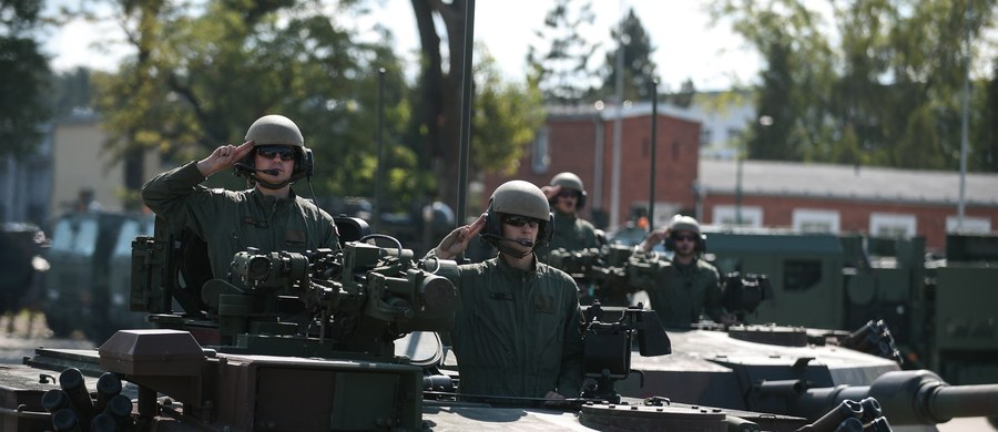 Czarne Pantery, Kraby, Rosomaki, HIMARS-y, Patrioty, śmigłowce Black Hawk czy słynne F-16 - to tylko część maszyn wojskowych, które będzie można zobaczyć w czwartek, 15 sierpnia w Warszawie podczas defilady Wojska Polskiego. Przygotowania do uroczystości już od tego weekendu spowodują duże utrudnienia w ruchu, przede wszystkim na Wisłostradzie.