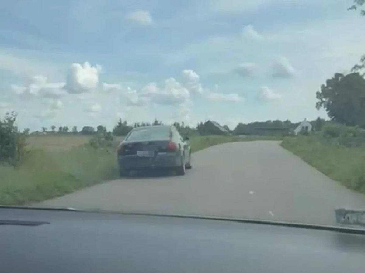 Ponad 4 promile alkoholu w organizmie miał bezmyślny kierowca, który został zatrzymany dzięki dwóm młodym osobom. 45-latek tłumaczył, że wraca z imprezy zakładowej. Jak się okazuje, to nie pierwszy raz, gdy prowadził na podwójnym gazie.