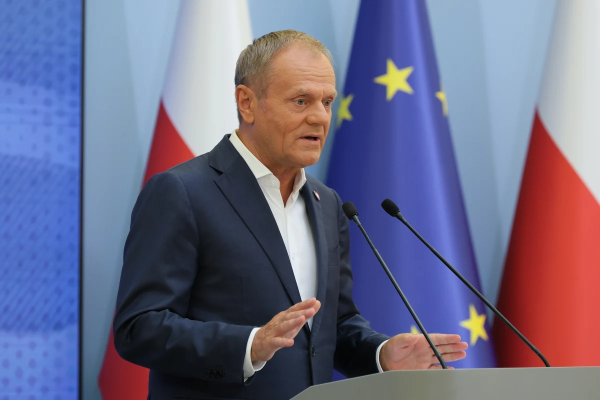 "Układ zamknięty budowany od 2016 roku" - m.in. tymi słowami Donald Tusk rozpoczął piątkową konferencję prasową, podczas której mówił o rozliczaniu rządów Prawa i Sprawiedliwości. W trakcie spotkania z dziennikarzami szefowie trzech ministerstw - MSWiA, MS i MF - podpisali międzyresortowe porozumienie dotyczące skoordynowania działań podległych im służb. Chodzi w nim o rozliczenie poprzednich rządów.