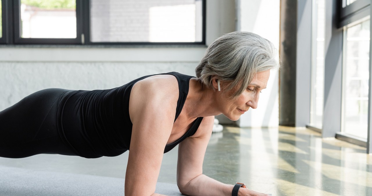 Ćwiczenie, które rzeźbi brzuch i odciąża kręgosłup. Lepsze niż deska