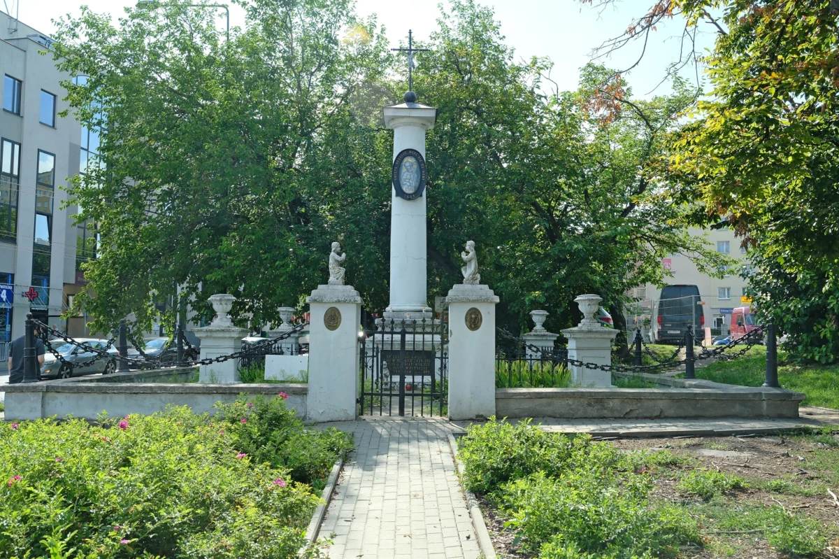 Mogiły ułanów, legionistów oraz nagrobki nieznanych żołnierzy na cmentarzu przy ul. Głuskiej w Lublinie przejdą renowację. Prace mają być wykonane do 22 listopada, a sfinansowane z rządowych środków na utrzymanie grobów i cmentarzy wojennych.

 