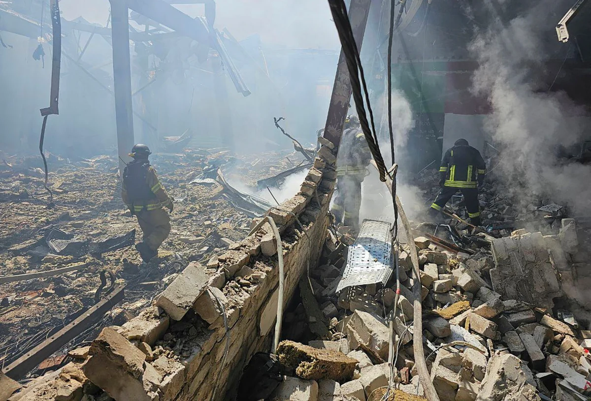 Kilkanaście osób zginęło, a kilkadziesiąt jest rannych po piątkowych atakach Rosjan na Ukrainę. Agresorzy dwukrotnie ostrzelali cywilów w Konstantynówce w obwodzie donieckim. Zginęło tam 14 osób. Zaatakowano także obwód sumski, gdzie zginęły dwie osoby.