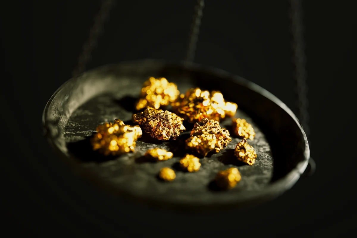 W Wielkiej Brytanii powstała pierwsza na świecie fabryka, która będzie odzyskiwać złoto wysokiej próby z odpadków elektronicznych. Odpowiada za nią brytyjska mennica państwowa (The Royal Mint). Co roku ma przetworzyć na biżuterię i monety kolekcjonerskie do 4 tys. ton starych płytek drukowanych (PCB).