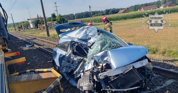 Tragedia na niestrzeżonym przejeździe w Sierakowie Śląskim. Prowadząca samochód kobieta wraz z rocznym dzieckiem wjechała pod pociąg towarowy. Nieprzytomną 28-latkę zabrał śmigłowiec ratowniczy. Dziecko nie doznało widocznych obrażeń.