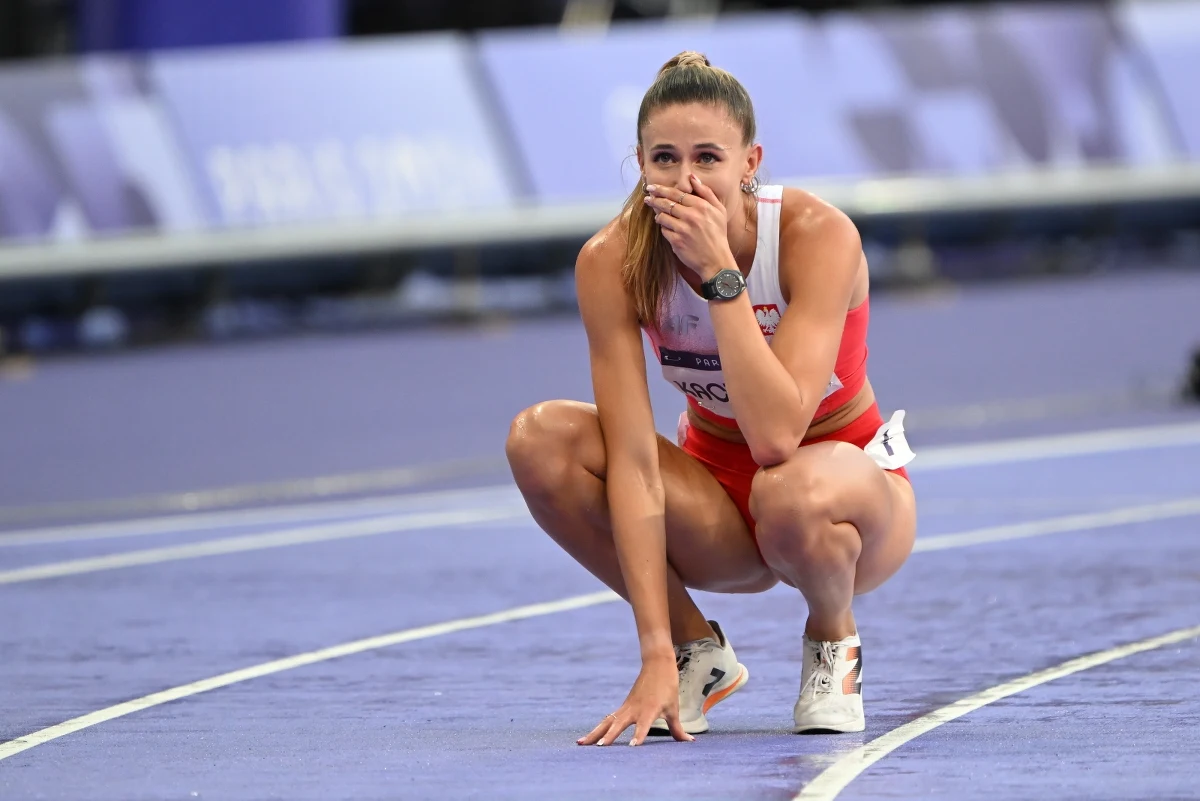 "Chce mi się płakać, gdy to słyszę. Chyba jeszcze powoli nie dowierzam" - mówiła mocno wzruszona Natalia Kaczmarek po biegu finałowym na 400 metrów. Polka wywalczyła brązowy medal igrzysk w Paryżu. "Marzyłam o tym medalu, jestem z siebie dumna" - podkreśliła.