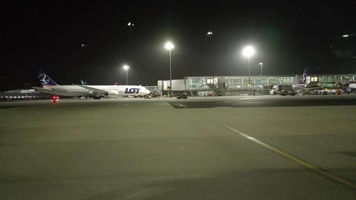 Nad Warszawą w nocy z czwartku na piątek latała "Papuga". Nie chodzi jednak o ptaka, a o kolorowy samolot, który wykonywał lot pomiarowy. Mieszkańcy narzekają na hałas, chodzi jednak o  bezpieczeństwo. 