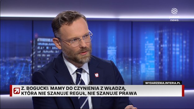 W piątek premier Donald Tusk mówił o "układzie zamkniętym" w czasach rządów PiS i nadużyciach, które miały kosztować Skarb Państwa 100 mld zł.- Oni nie odpuszczą, bo wiedzą, że zagalopowali się zbyt daleko. Wiedzą, że gdyby PiS odzyskało władzę, a to jest absolutnie możliwe, patrząc na nastroje społeczne, na to, że rząd jest bardzo źle oceniany (...), to Donald Tusk tworzy układ zamknięty. On jest mistrzem w odwracaniu pojęć. Wtedy, kiedy mówi o układzie zamkniętym w Zjednoczonej Prawicy, właśnie sam to realizuje bardzo twardo - odpowiadał poseł PiS, Zbigniew Bogucki.