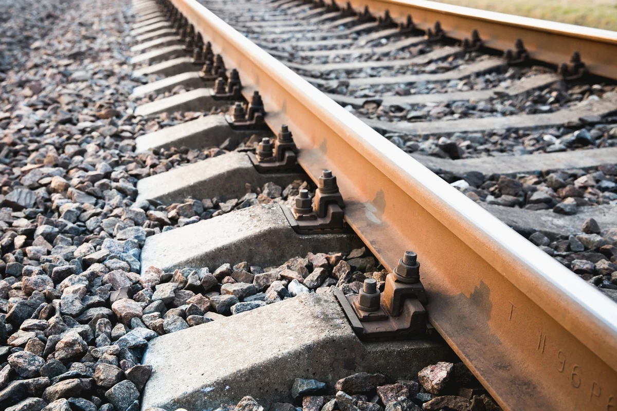 Na torach między Lęborkiem a Słupskiem w Pomorskiem pociąg śmiertelnie potrącił jedną osobę. Wstrzymany był ruch pociągów.