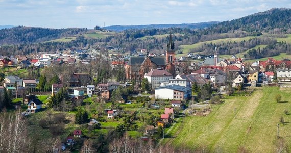 Trwają dni Jordanowa. W sobotę można było brać udział w atrakcjach sportowych, występach artystyczne, a także bicie rekordu Polski w pieczeniu słynnych murzynków jordanowskich.