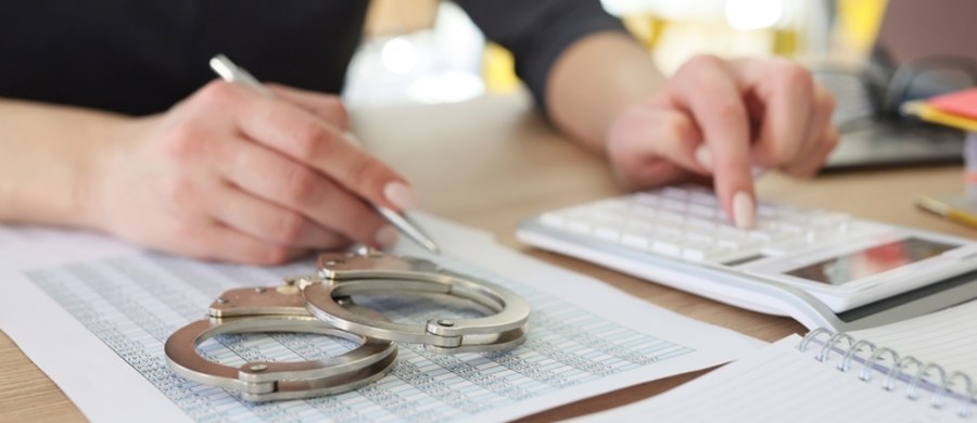 Policja w Gdyni prowadzi dochodzenie w sprawie fałszywej zbiórki. Mężczyzna oszukał darczyńców na ponad 100 tys. złotych. Warto pomagać, ale zawsze warto sprawdzić, czy zbiórka pochodzi z legalnego źródła. W dzisiejszych czasach wiele organizacji charytatywnych posiada profile na mediach społecznościowych. Policja radzi, jak się zabezpieczyć, by nasze dobre serce nie wykorzystały osoby o złych intencjach.