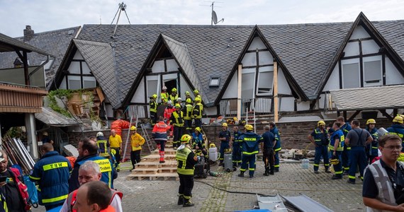 Ciało drugiej ofiary śmiertelnej znaleziono pod gruzami hotelu w Kroev w Nadrenii-Palatynacie na zachodzie Niemiec. "To właściciel hotelu" - podaje policja w Trewirze. 