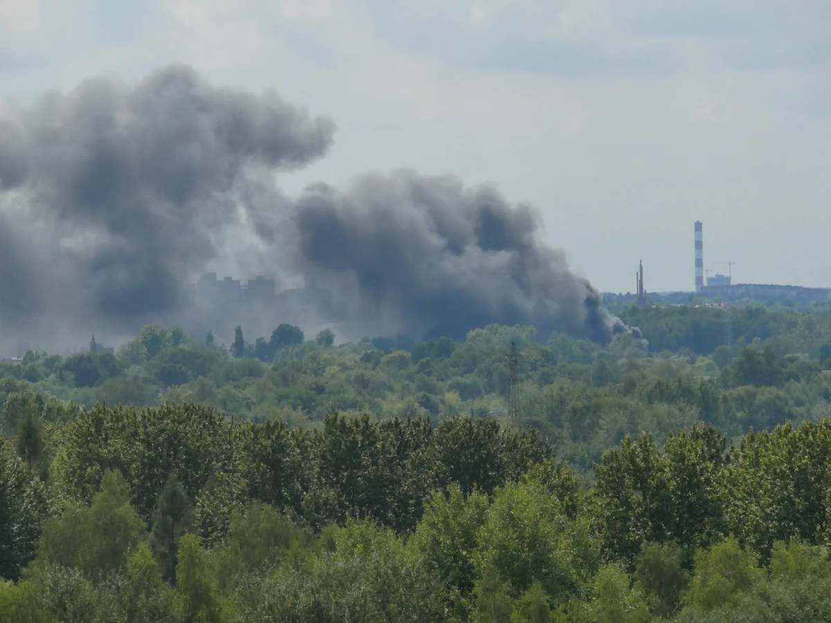 W sobotę około godz. 14 w Dąbrowie Górniczej (woj. śląskie) wybuchł pożar na dzikim składowisku odpadów. Nie ma poszkodowanych. Informację o pożarze otrzymaliśmy na Gorącą linię RMF FM