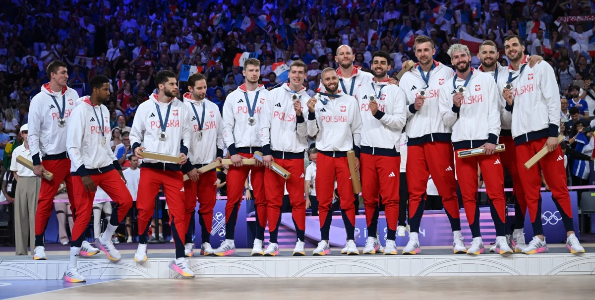 Mimo tylu sukcesów polskiej siatkówki w ostatnich latach, aż od 1976 roku czekamy na olimpijskie złoto. Poczekamy jeszcze trochę. Polacy gładko, bo 0:3 przegrali z Francją w finale igrzysk olimpijskich w Paryżu. Gospodarze turnieju byli zbyt mocni, a my nie graliśmy na swoim poziomie.