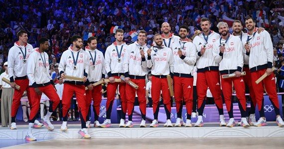 Mimo tylu sukcesów polskiej siatkówki w ostatnich latach, aż od 1976 roku czekamy na olimpijskie złoto. Poczekamy jeszcze trochę. Polacy gładko, bo 0:3 przegrali z Francją w finale igrzysk olimpijskich w Paryżu. Gospodarze turnieju byli zbyt mocni, a my nie graliśmy na swoim poziomie.