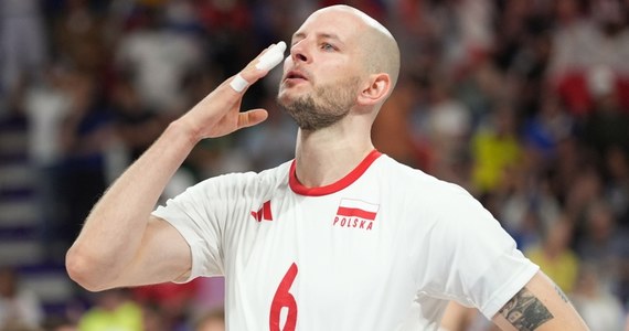 Chociaż polscy siatkarze schodzili dzisiaj z boiska pokonani, smutek dość szybko ustępował wzruszeniu. To pierwszy polski medal w siatkówce od 48 lat! Bartosz Kurek, kapitan srebrnej reprezentacji z Paryża wierzy, że dzisiejszy finał i medal są zwieńczeniem wysiłków wszystkich polskich siatkarzy. Kurek, który sam przebył w biało-czerwonych barwach długą drogę, próbował powstrzymać się od łez. Nie wyszło.