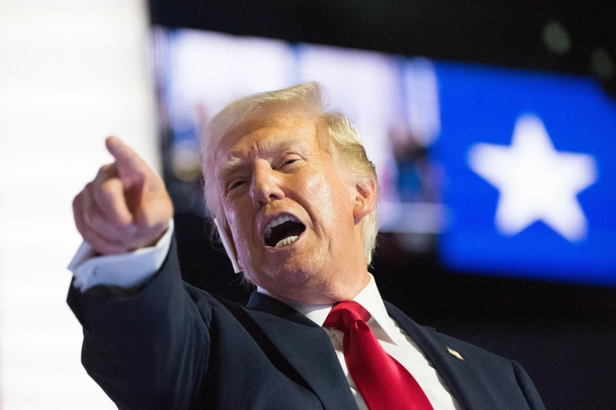 Irańskie służby ingerują w kampanię prezydencką Donalda Trumpa, wykradając wewnętrzną korespondencję republikanów - twierdzą przedstawiciele byłego prezydenta Stanów Zjednoczonych. Dowodów jednoznacznych nie zaprezentowano, ale oświadczenie sztabu pojawiło się po tym, jak serwis Politico ujawnił, że otrzymał anonimowo propozycje udostępnienia sekretnych dokumentów związanych z kampanią Trumpa.  