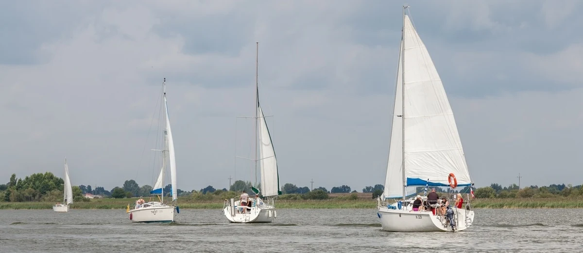 Silny wiatr zapowiadany jest na północy kraju, ale szczególnie istotne alerty wydano dla żeglarzy, którzy wybierają się na mazurskie jeziora. Tam migają maszty ostrzegawcze, a służby apelują o rozsądek.