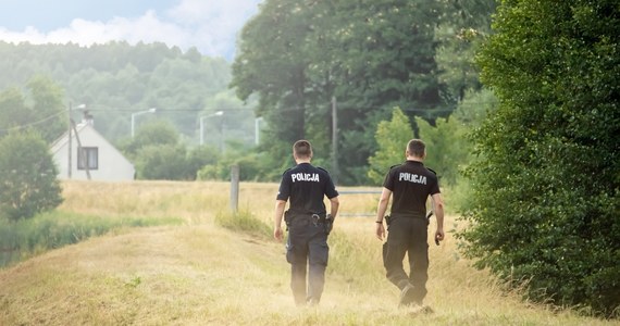 Zwłoki 64-letniej kobiety zostały znalezione w miejscowości Stary Komunin niedaleko Płońska. W związku ze sprawą zatrzymano 38-letniego syna zmarłej. 