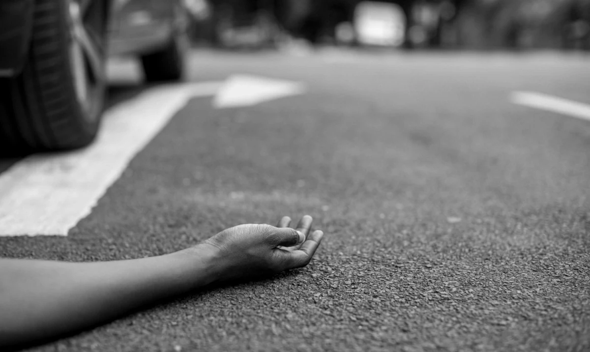 Nie żyje 20-letni mężczyzna potrącony w nocy z soboty na niedzielę na przejściu dla pieszych na ul. Koszalińskiej w Kołobrzegu. Sprawca wypadku, kierowca taksówki, był trzeźwy. Mężczyzna został zatrzymany.