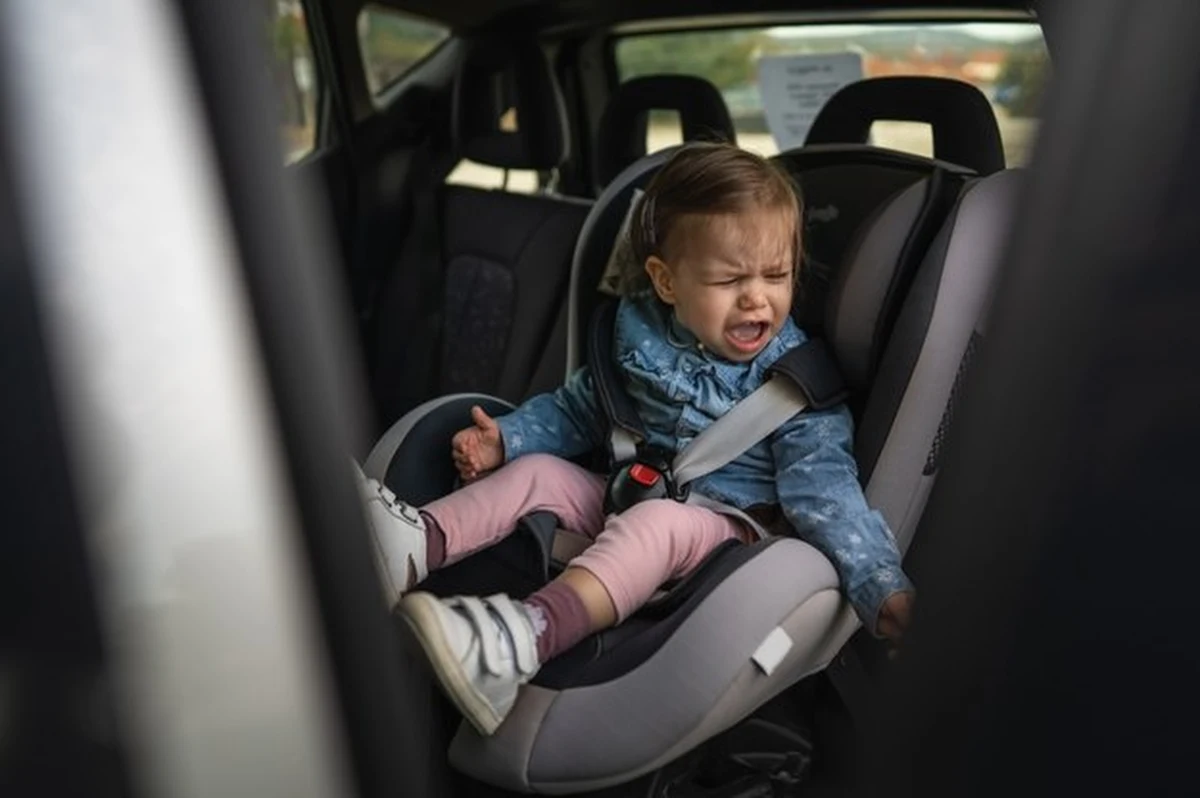 Dwuletnia dziewczynka została znaleziona w nocy z soboty na niedzielę w zaparkowanym samochodzie na jednym z parkingów w Ostrowie Wielkopolskim. Ratownicy wybili szybę w aucie, by wyjąć dziecko.