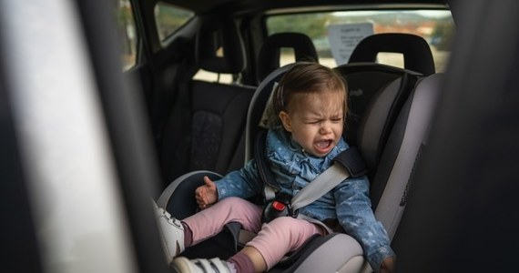 Dwuletnia dziewczynka została znaleziona w nocy z soboty na niedzielę w zaparkowanym samochodzie na jednym z parkingów w Ostrowie Wielkopolskim. Ratownicy wybili szybę w aucie, by wyjąć dziecko.