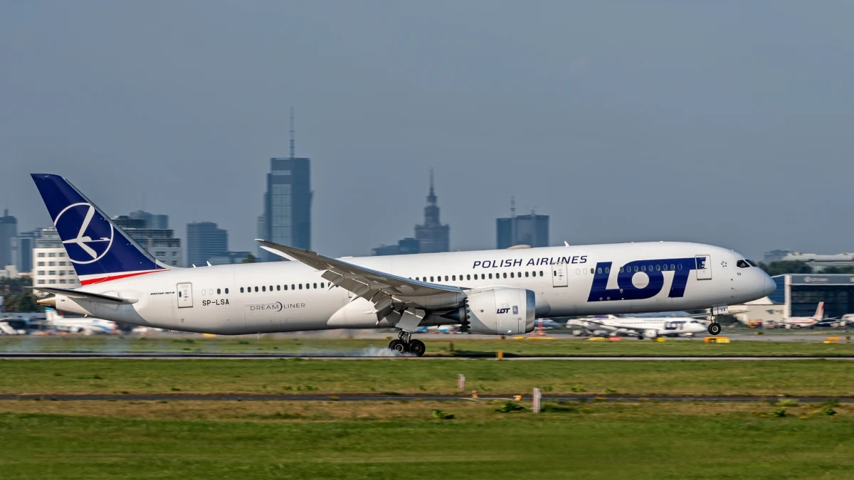 ​Samolot Polskich Linii Lotniczych LOT z Warszawy do Stanów Zjednoczonych musiał zawrócić do Polski. Policjanci zatrzymali 8 osób podejrzewanych o wywołanie fałszywego alarmu bombowego. Sygnał z Gorącej Linii RMF FM potwierdził reporter RMF FM.