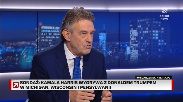 - Jeszcze dwa miesiące temu panowało ogólne przekonanie, że Donald Trump ma więcej szans. Później było fatalne wystąpienie Joe Bidena w debacie, a jeszcze później zamach na Trumpa. Wydawało się, że sprawy są załatwione - przypomniał Ryszard Schnepf. - A później nastąpiła całkowita zmiana dynamiki - dodał. W rozmowie przypomniano postać Tima Walza, czyli kandydata Kamali Harris na wiceprezydenta oraz obecnego gubernatora Minnesoty. - To dosyć ciekawa postać. Myślę, że on dodaje kolorytu i uzupełnia w znakomity sposób kandydaturę Kamali Harris - ocenił ambasador. - Ten człowiek jest znany z uporządkowania. O ile Harris kojarzy się ze śmiechem, dynamiką i entuzjazmem, o tyle Walz to człowiek dobrej roboty, który potrafi dotrzeć do każdego szarego Amerykanina - wyjaśnił. Dariusz Ociepa przypomniał, że na 10 września zaplanowana jest debata prezydencka pomiędzy Trumpem a Harris. - Wszyscy na to czekają. W Ameryce uważa się, że Kamali Harris brakuje kontaktów z dziennikarzami. Brakuje wywiadów, które są takim testem, a nie przygotowanym wcześniej wystąpieniem. Dotąd była wiceprezydentką, która żyła w cieniu Bidena - podkreślił Schnepf. W ostatnim sondażu Kamala Harris uzyskała przewagę nad Donaldem Trumpem o pięć punktów procentowych. Dariusz Ociepa zapytał swojego gościa o prawdopodobny wynik wyborów. - Myślę, że szanse są w tej chwili wyrównane. Wcześniej powiedziałbym, że Trump prowadzi. Prowadził jeszcze w chwili, gdy Harris została ogłoszona potencjalną kandydatką. Ale proces wyborczy nie jest taki prosty. Wiemy, jak będą głosowali mieszkańcy niektórych stanów, ale są takie, które są niepewne, jak Pensylwania czy Ohio - wskazał były ambasador.