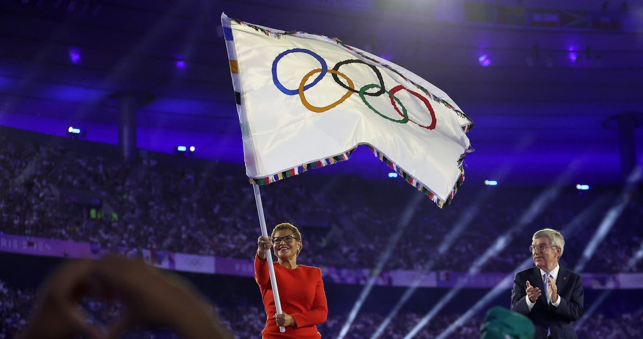 Wielki moment. Flaga olimpijska już w nowych rękach. Z Paryża do "Miasta Aniołów"