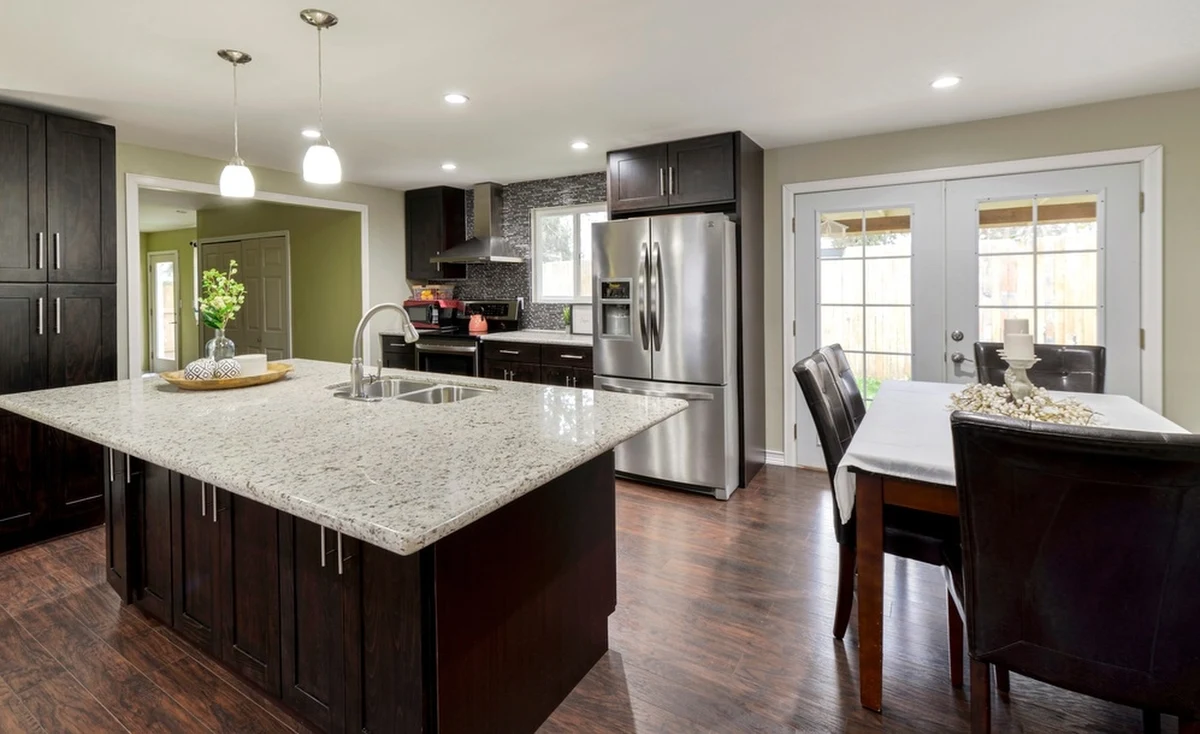 "Bubel prawny i niewypał" - tymi słowami Rafał Zarzycki, wiceprezes Polskiej Izby Inżynierów Budownictwa określa możliwość budowy domów do 70 m2, według uproszczonych procedur. Z kolei Główny Urząd Nadzoru Budowlanego stwierdza, że "wszelkie ułatwienia w tym zakresie, szczególnie adresowane do inwestorów indywidualnych, są pozytywne". Tego rodzaju domom przyglądamy się w ramach akcji "Mieszkaniówka bez tajemnic w RMF FM".