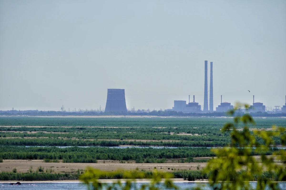 Główny pożar w Zaporoskiej Elektrowni Atomowej został ugaszony - poinformował Reuters. Jedna z chłodni kominowych została uszkodzona - napisał na Telegramie ukraiński koncern energetyczny Enerhoatom. 

