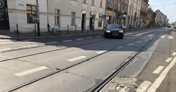 Od dziś tramwaje nie jeżdżą ul. Kalwaryjską w Krakowie. Dla pasażerów komunikacji miejskiej oznacza to duże zmiany. Powód remontu to konieczność naprawy torowiska przy skrzyżowaniu z ul. Smolki. W tym miejscu oprócz większego zużycia torów są również problemy z nawierzchnią jezdni i odwodnieniem. 

