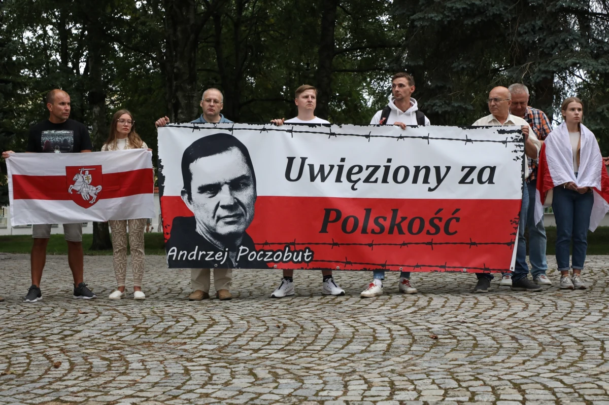 Więziony przez reżim Łukaszenki dziennikarz Andrzej Poczobut jeszcze w kwietniu zgodził się na opuszczenie Białorusi – ujawnia w Rzeczpospolitej Andżelika Borys.  "Wyglądał bardzo źle" – mówiła szefowa nieuznawanego przez reżim Związku Polaków na Białorusi, która spotkała się z Poczobutem.