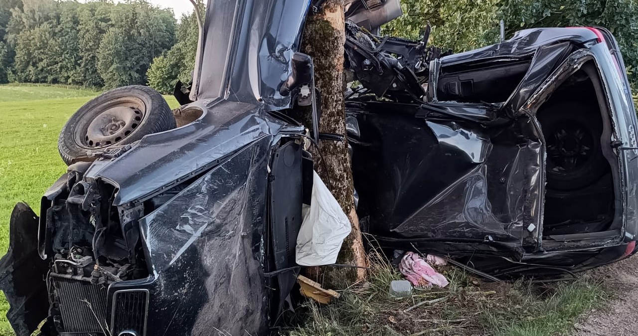Auto owinęło się wokół drzewa. Tragiczny wypadek na Mazurach