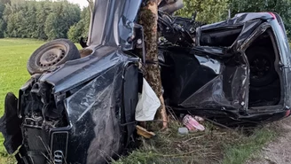 Auto owinęło się wokół drzewa. Tragiczny wypadek na Mazurach