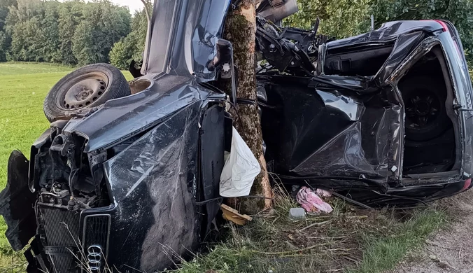 Auto owinęło się wokół drzewa. Tragiczny wypadek na Mazurach