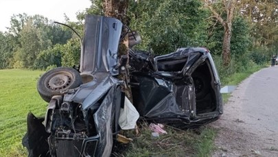 Auto owinięte wokół drzewa. Zginął 21-letni kierowca 