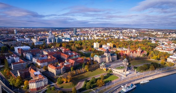 Nie chcą być taksówkarzami swoich dzieci. Coraz więcej osób decyduje się na sprzedaż domu na obrzeżach i powrót do centrum miast. Ucieczka z aglomeracji na przedmieścia nie zawsze jest decyzją przemyślaną.