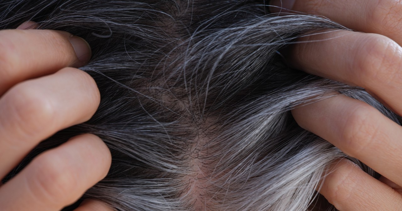 Nigdy nie rób tego z siwymi włosami. Niby niepozorne, ale bardzo szkodzi