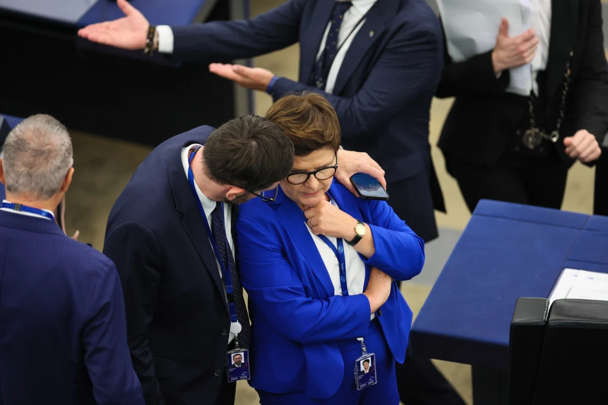 "Jeśli tak bardzo nie chcecie mnie w kierownictwie PiS, to powiedzcie to publicznie, a nie biegajcie anonimowo szeptać dziennikarzom" - w ten sposób wiceszefowa PiS Beata Szydło zwróciła się do polityków tej partii, nawiązując do publikacji medialnych. Według "Rzeczpospolitej" może ona stracić stanowisko wiceprezeski partii.
